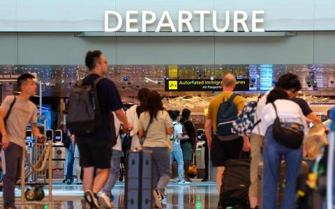 出国机票将略涨 乘客明年须多付1元至约42元可持续燃料税