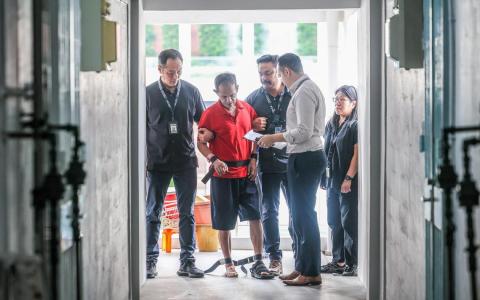 涉牛车水振瑞路谋杀案 59岁嫌凶押回现场重组案情