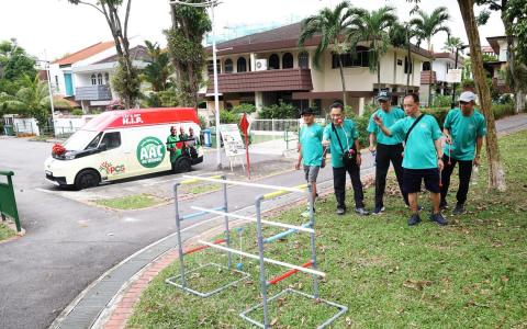 锻炼身体建立社交联系 流动车开进社区让长者走出家门动起来