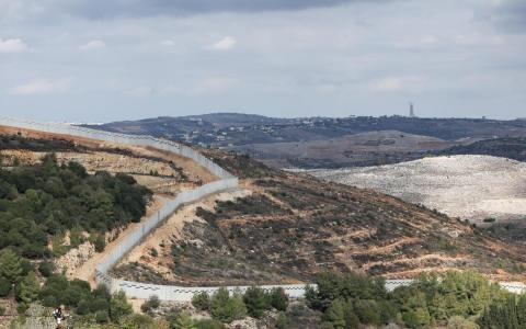 联黎部队说，以色列国防军从一辆梅卡瓦坦克上，在以色列于黎巴嫩境内设立的阵地附近，向维和人员开火。图为以黎边境。（路透社）