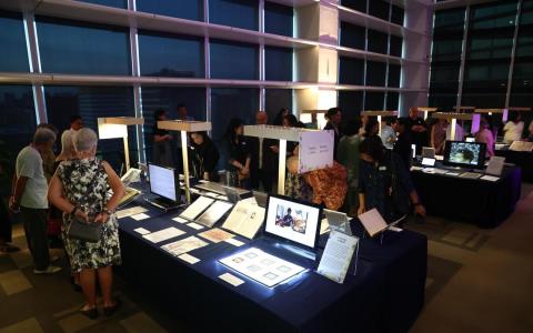 “《信天翁文件》：解密新马分家史”展，通过沉浸式叙事、新马分家过程的历史重现，以及建国元勋与关键参与者的第一手讲述，让观众更直观地感受新加坡走向独立的关键时刻。（白艳琳摄）