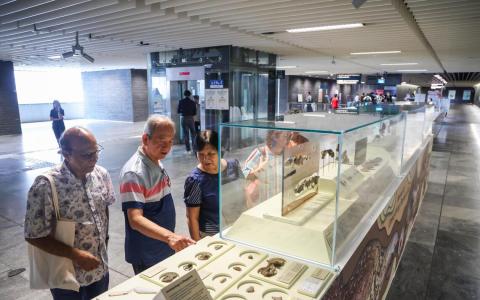 公众走进地铁站看文物 百胜地铁站展出700年陶瓷文物