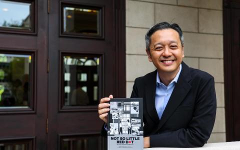 主编白胜晖希望通过生动的故事叙述和融入漫画的呈现方式，吸引读者认识我国外交工作。（林明顺摄）