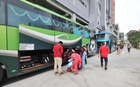 图中为往返新马的星运跨境旅游巴士。公司董事经理叶础辉受询时透露，来临农历年，他旗下的巴士票如今已卖出六七成，不过也预见到销售情况在圣诞节前后会再掀热潮。（唐家鸿摄）