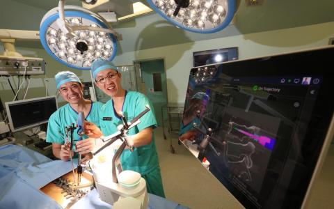 陈笃生医院用AI技术完成250次脊椎手术 显著减少住院时间和并发症