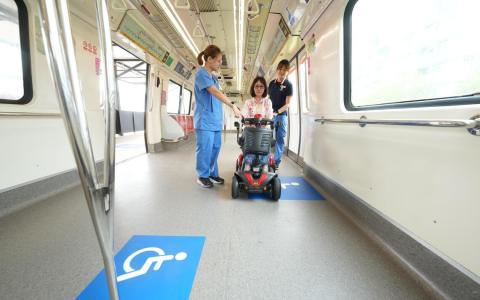 旧地铁车厢与巴士变身复健工具 助病人练习搭车过马路