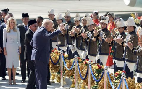 特朗普（右一）在吉隆坡国际机场接受马来西亚表演团队载歌载舞的欢迎时，一时兴起，也随着音乐节拍跳起自己在美国大选期间的招牌“搓澡舞”，一旁陪同的马国首相安华也放下平常的严肃，配合着特朗普的节奏同样扭动起身躯。（马新社）