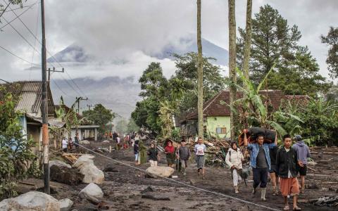 印尼爪哇岛火山喷发 近千居民疏散