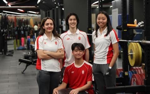 新加坡23人击剑队由奥运健将阿米塔（左一）和可丽雅（右一）领衔，陈家盛（中上）和苏恒旭（中下）则是队中11名首次亮相东运会的选手之一。（梁麒麟摄）