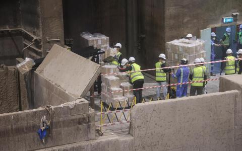 今年5月全国大选的选票和相关文件于星期六（11月22日）运往大士南焚化厂销毁，工作人员在各政党代表的见证下将密封纸箱投入焚化炉。（李冠卫摄）