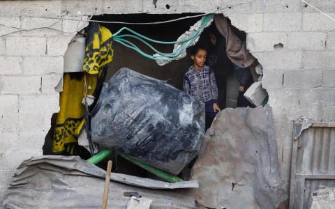 11月23日，以色列袭击加沙中部后，当地居民检查受破坏情况。 （路透社）