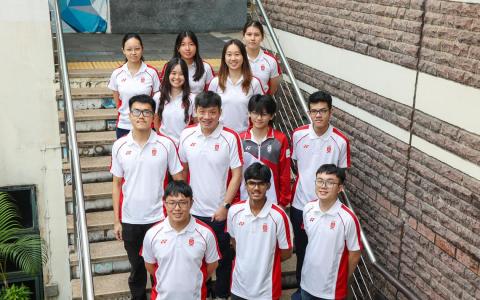 新加坡国际象棋总会首席执行官吴伟铭（第二排左二）亲自上阵，与另13名队员参加东南亚运动会，少数选手无法出席媒体日。张景尧（前排右）和悉达多（前排中）放眼在国际象棋男子快棋双人赛摘金，而洪美珠（后排左）是唯一一位参加泰国象棋赛的本地女选手。（游甯稀摄）