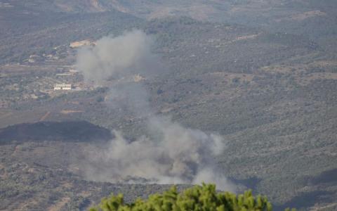 以军星期六（11月22日）对黎南地区一个村庄实施空袭后，可以看到当地冒出滚滚浓烟。（法新社）