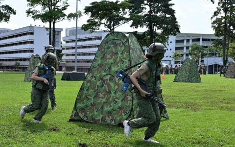 母女齐入军训体验营 领会国民服役也挑战自我