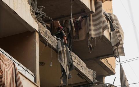 以军11月23日空袭贝鲁特南部郊区，黎巴嫩真主党证实总参谋长塔布塔拜和另外四名真主党成员死亡。（路透社）