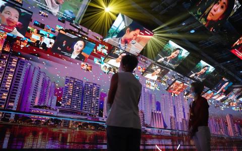 “天际之窗”（Windows in the Sky）是最受访客欢迎的展区之一，系统根据访客提供的信息，运用生成式人工智能生成一段视频，让他们看见自己追逐梦想、实现目标的情景，如何与其他访客所憧憬的未来，相映成趣。（取自杨莉明脸书）