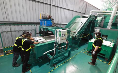 三企业携手合作 本地建立首个废旧太阳能板回收处理综合系统