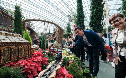 滨海湾花园迎圣诞列车之旅 我国地铁模型穿梭本土地标