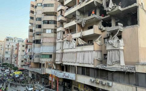 以军星期天对黎巴嫩首都贝鲁特南郊发动空袭，击中一栋公寓楼，造成多名平民死伤。黎巴嫩真主党领袖塔巴塔拜据报也在空袭中身亡。（法新社）