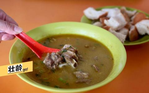 老字号Haji M. Abdul Rajak Stall的羊肉汤，汤浓肉嫩，由多种香料烹制而成。（龙国雄摄）