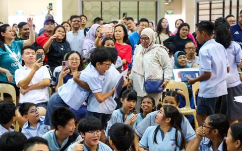 小六会考放榜 学生庆祝升学成果