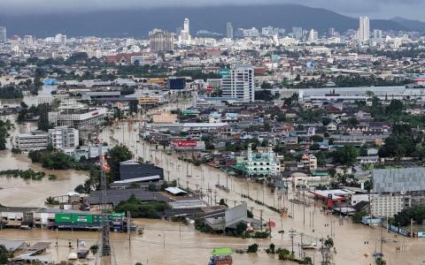 泰南大水灾目前导致至少33人死亡。原定在宋卡府举行的东南亚运动会10个大项比赛目前全部改到曼谷举行。（路透社）