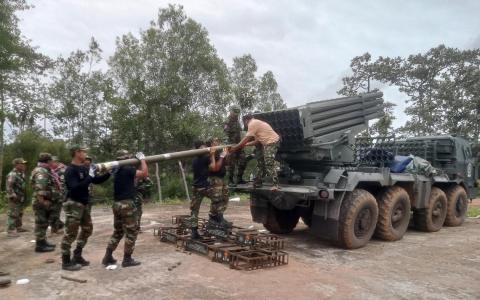 柬埔寨和泰国在今年7月发生严重冲突，图为柬埔寨士兵当时正装填火箭炮。（法新社）