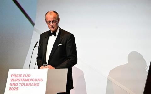 德国总理11月15日在柏林犹太人博物馆出席“理解与宽容奖”颁奖典礼，并发表致辞。（法新社）