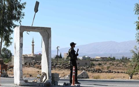 自叙利亚政局突变以来，以色列已在叙境内实施数百次空袭，同时以“自卫”为由，出兵占领戈兰高地缓冲区。图为2025年9月21日，一名叙利亚安全部队成员在戈兰高地边缘的基地站岗。（法新社）