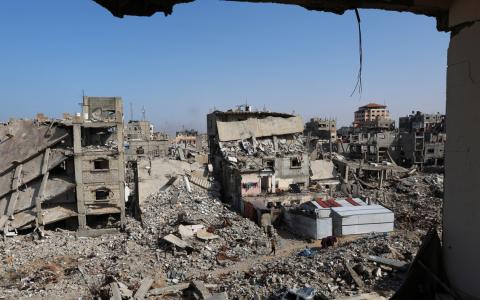 11月18日，在加沙南部汗尤尼斯，不少建筑物在以哈冲突中被摧毁。（路透社）