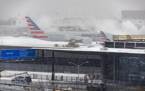 美中西部降下冬季首场大雪 芝加哥机场数百航班取消