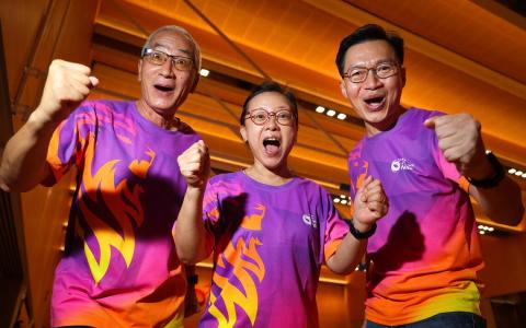 冲啊，新加坡队！尼拉团队成员刘宗生（左起）、张立明和卓国强用一声声有力的呐喊，为东运健儿加油。（张俊杰摄）