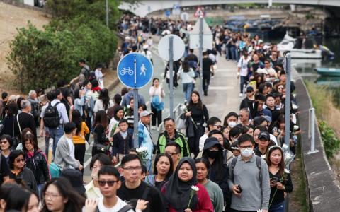 【视频】香港大火死亡人数升至146 民众悼念人龙绵延两公里　