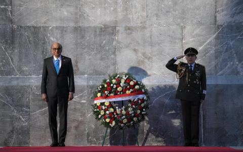 尚达曼总统开始墨西哥访问行程 首站到青年英雄纪念碑献花