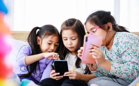 研究:儿童过早用智能手机 增抑郁肥胖睡眠不足风险
