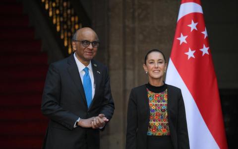 Singapore President Tharman Shanmugaratnam and Mexican President Claudia Sheinbaum Pardo at the welcome ceremony at Mexico City's National Palace on Dec 1, 2025. (Mexico city time)（The Straits Times）