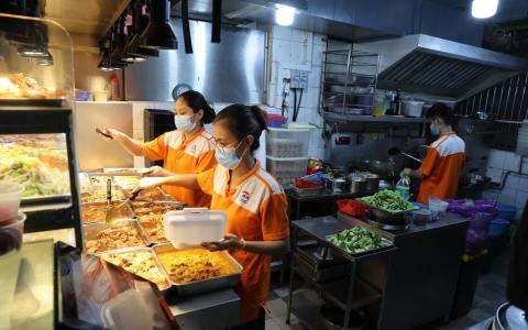 下月起餐饮员工不再强制戴口罩   