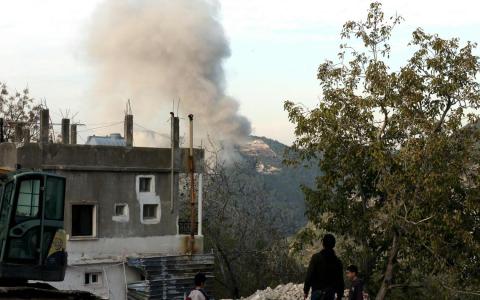 以色列军方星期四（12月4日）对黎南村庄杰巴实施空袭，当地一栋民宅附近可见硝烟滚滚升起。（法新社）