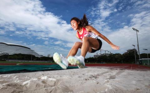 自从7岁那年深受珊蒂勇夺首金而激励，出战东运会从此就成了跳远小将徐恩雅的梦想。（何家俊摄）