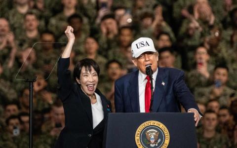 10月28日，美国总统特朗普与日本首相高市早苗一同前往美海军横须贺基地。（法新社）