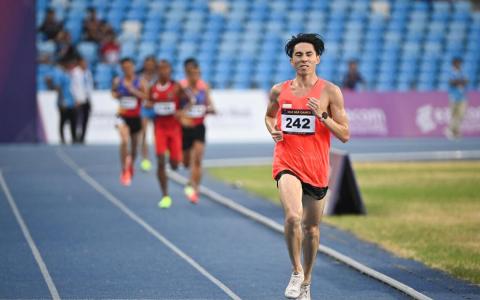 苏睿勇（前）在2023年柬埔寨东运会男子1万米跑中摘下银牌，并打破全国纪录。他11月底也在日本再次刷新这个项目的全国纪录。 （档案照片）