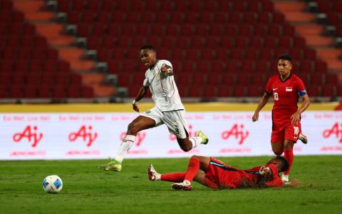 马利克（白衣）在上半场补时阶段突破幼狮防线，为东帝汶攻入第三球。（新加坡体育理事会提供）