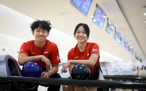 21岁的郑凯璘（右）是今年新加坡公开赛的女单冠军，18岁的王敬龙则在今年7月的泰国公开赛获得亚军后，8月再于马来西亚举行的亚洲青年锦标赛中斩获高手赛冠军。（龙国雄摄）