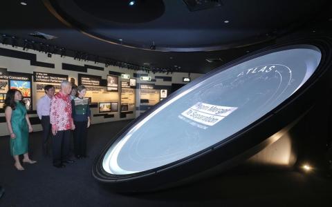 《信天翁档案》：解密独立史（The Albatross File: Singapore’s Independence Declassified）展览，星期天（12月7日）上午在国家图书馆开幕。李资政（右二）在数码发展及新闻部长杨莉明（右一）的陪同下，一起参观展览。（谢智扬摄）