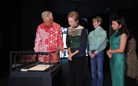 李资政12月7日在展览开幕式主旨演讲中，忆述了童年记忆中身处的一帧帧历史关键时刻。（唐家鸿摄）