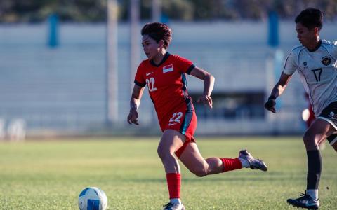 雌狮队员法哈娜（22号）为我国攻入首球，但下半场球队被连续进球，遭到逆转。（新加坡足球总会提供）