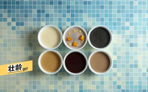 六款风味各异华人传统甜品，分别为（上排左起顺时针）杏仁糊、芋泥、芝麻糊、花生糊、红豆沙、核桃糊。（龙国雄）