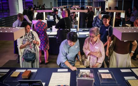 国家图书馆管理局成立30年来，近3000名公众共捐出逾32万8000件馆藏。受邀捐赠者星期五（10月24日）在国家图书馆大楼，欣赏最新展出的捐赠资料。（白艳琳摄）