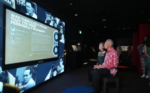 国务资政李显龙（前）星期天（12月7日）在《信天翁档案》：解密独立史（The Albatross File: Singapore’s Independence Declassified）常设展开幕式。一旁为数码发展及新闻部长杨莉明。（谢智扬摄）