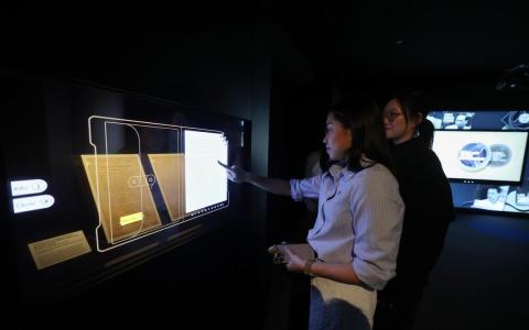 常设展“《信天翁档案》：解密独立史”采用互动展示装置，在展出历史文物的同时，也让访客通过电子屏幕更清楚阅读历史文件，包括新马领导人探讨就宪制上进行重新安排的文件。（唐家鸿摄）